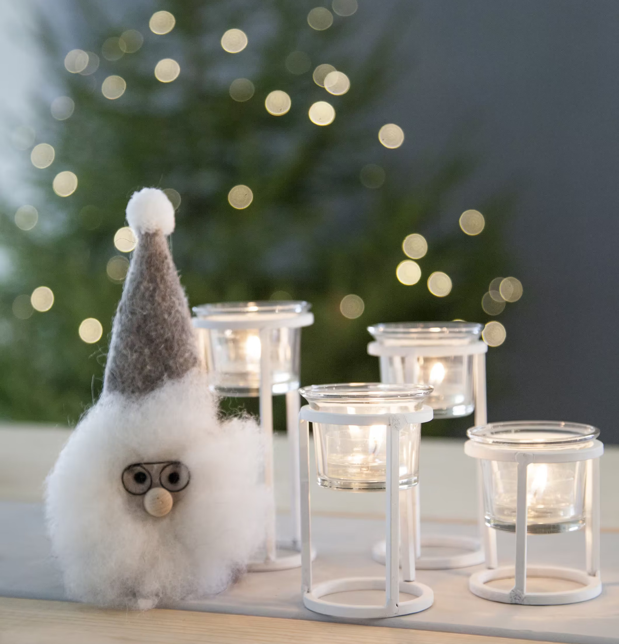 Floda Ljusstake från Storefactory med julgran i bakgrunden