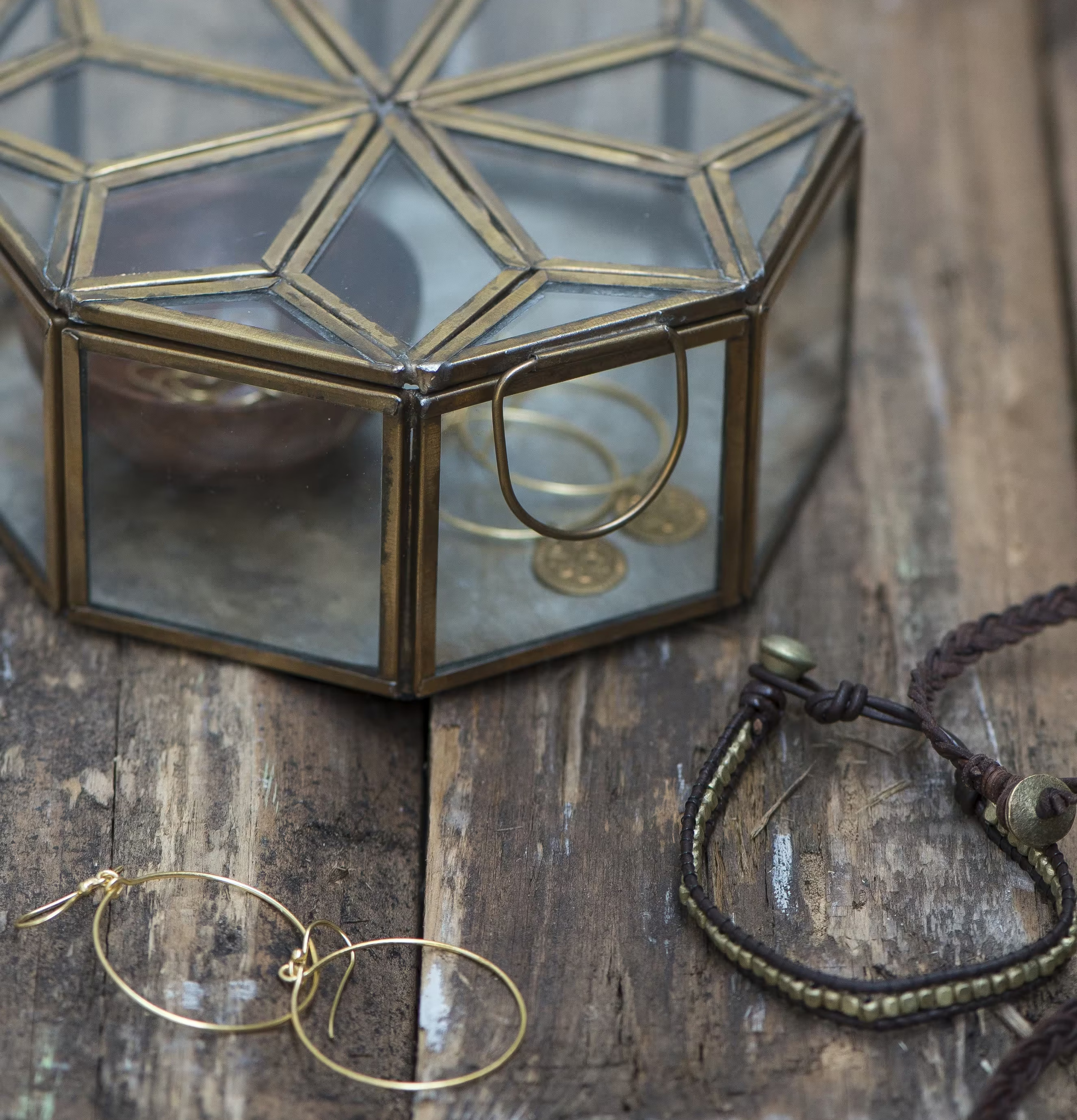 Glasbox Stjärna från IB Laursen med smycken på träyta