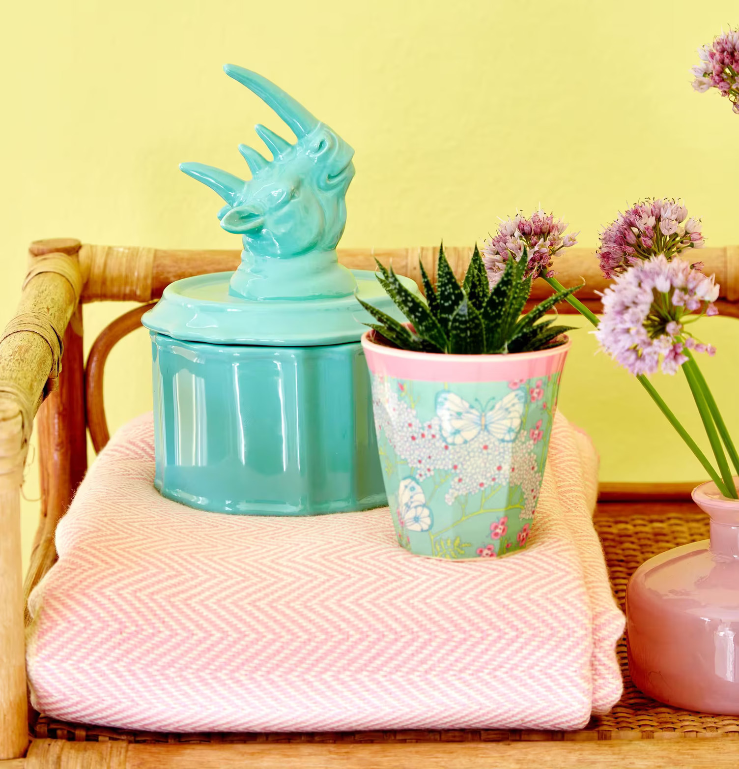 Porslinsask Noshörning från Rice på bambustol med kudde