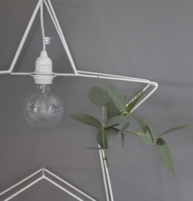 Skogaby Stjärna Stor från Storefactory, vit metalltrådslampa