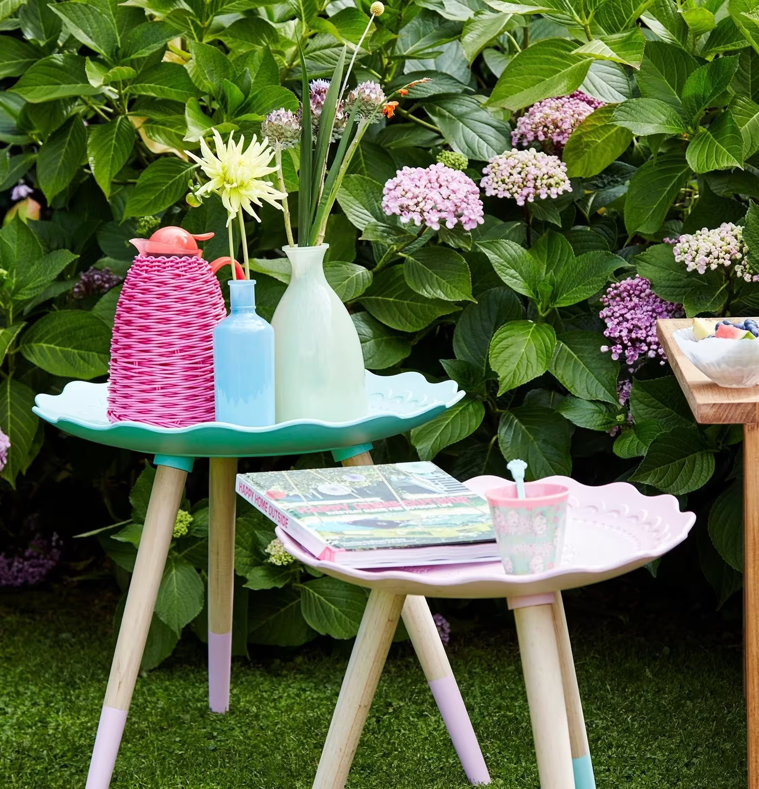 Side Table Mint från Rice i en grönskande trädgårdsmiljö