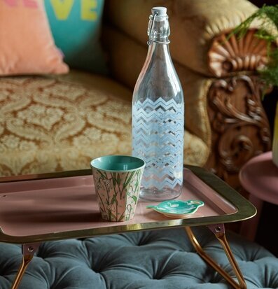 Sängbricka Rosa/Guld från Rice med mugg, skål och flaska