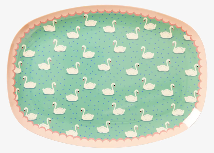 Tallrik Swan Print från Rice med svanmönster och rosa kant
