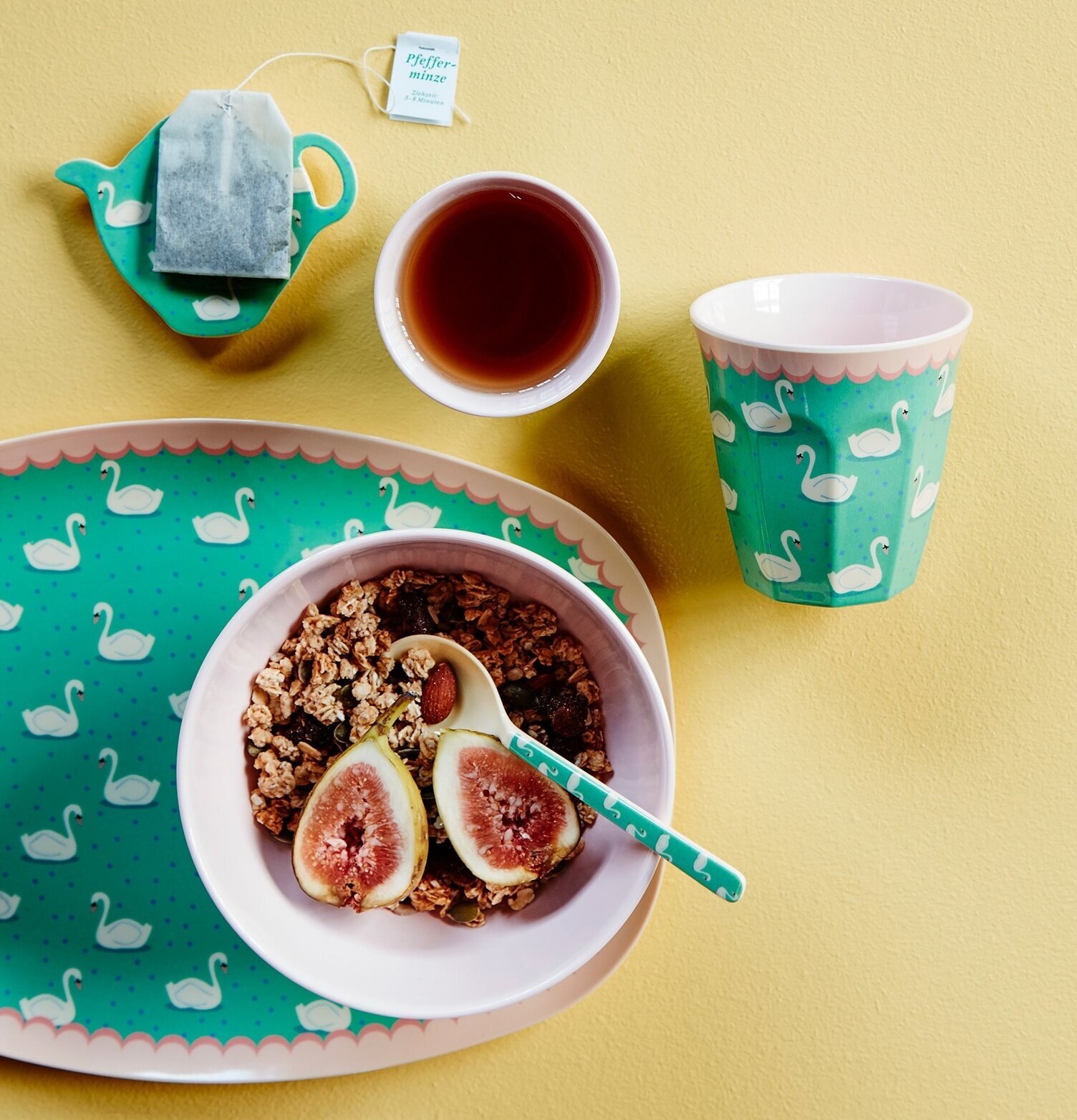 Skål Swan Print från Rice fylld med müsli och färska fikon