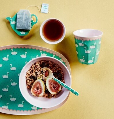 Skål Swan Print från Rice fylld med müsli och färska fikon