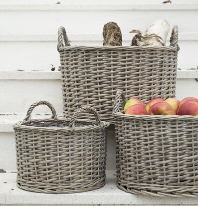 Flätad Korg Pil från IB Laursen på vita trappsteg utomhus