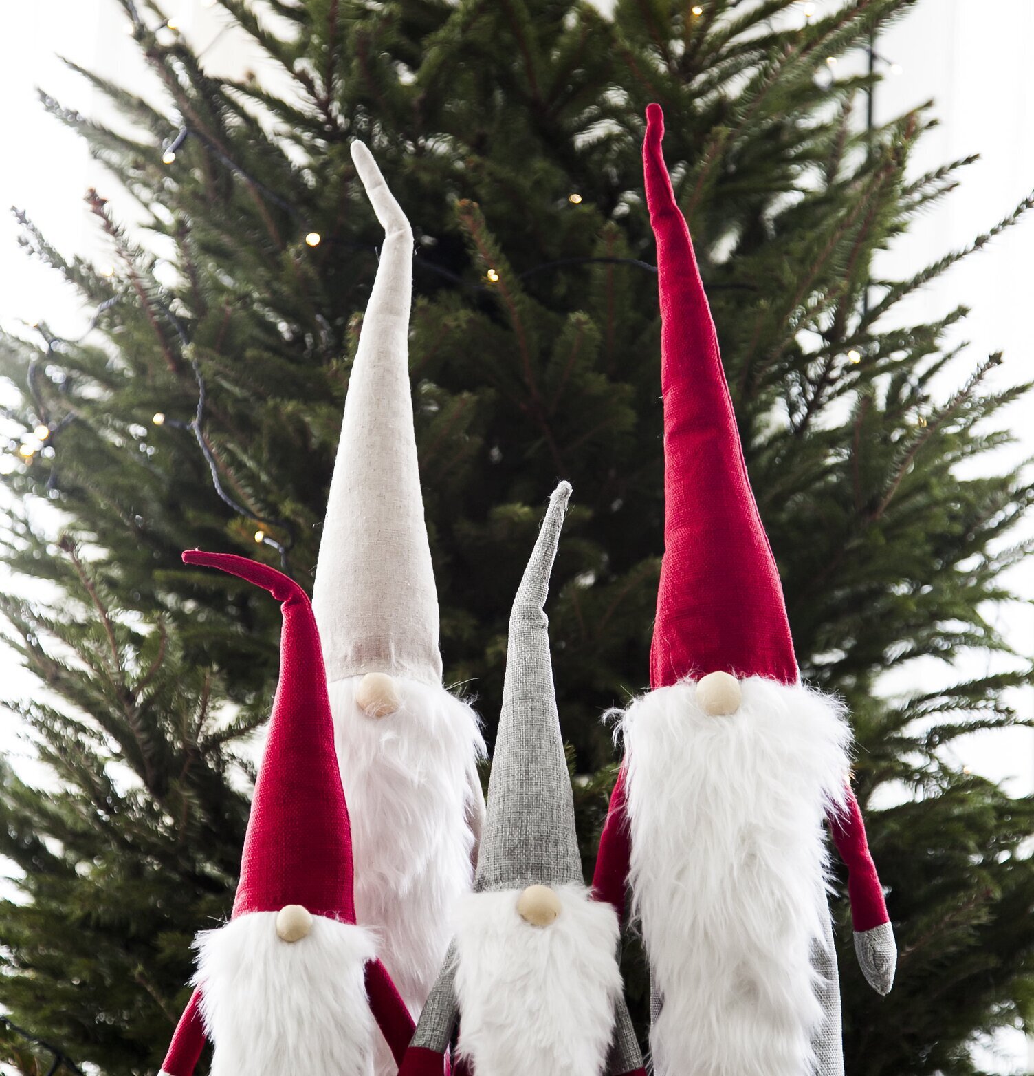 Verner Tomte Grå/Röd från Storefactory framför julgran