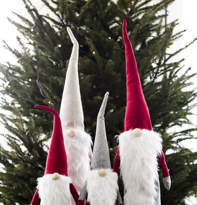 Verner Tomte Grå/Röd från Storefactory framför julgran