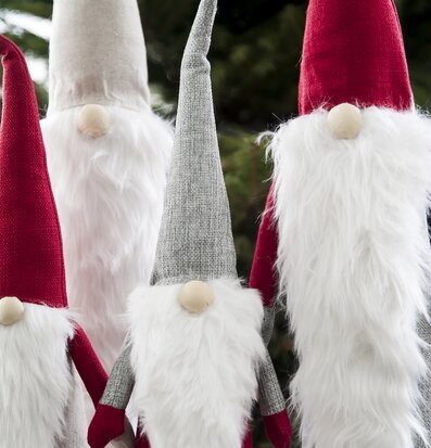 Verner Tomte Grå/Röd från Storefactory i julig miljö