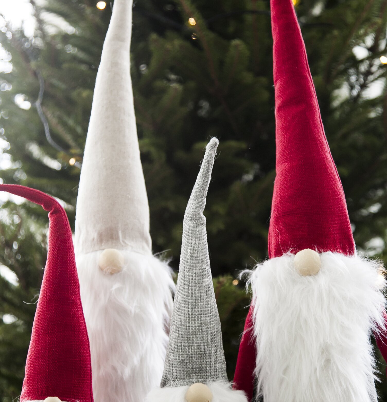 Verner Tomte Stor Grå/Röd från Storefactory framför julgran