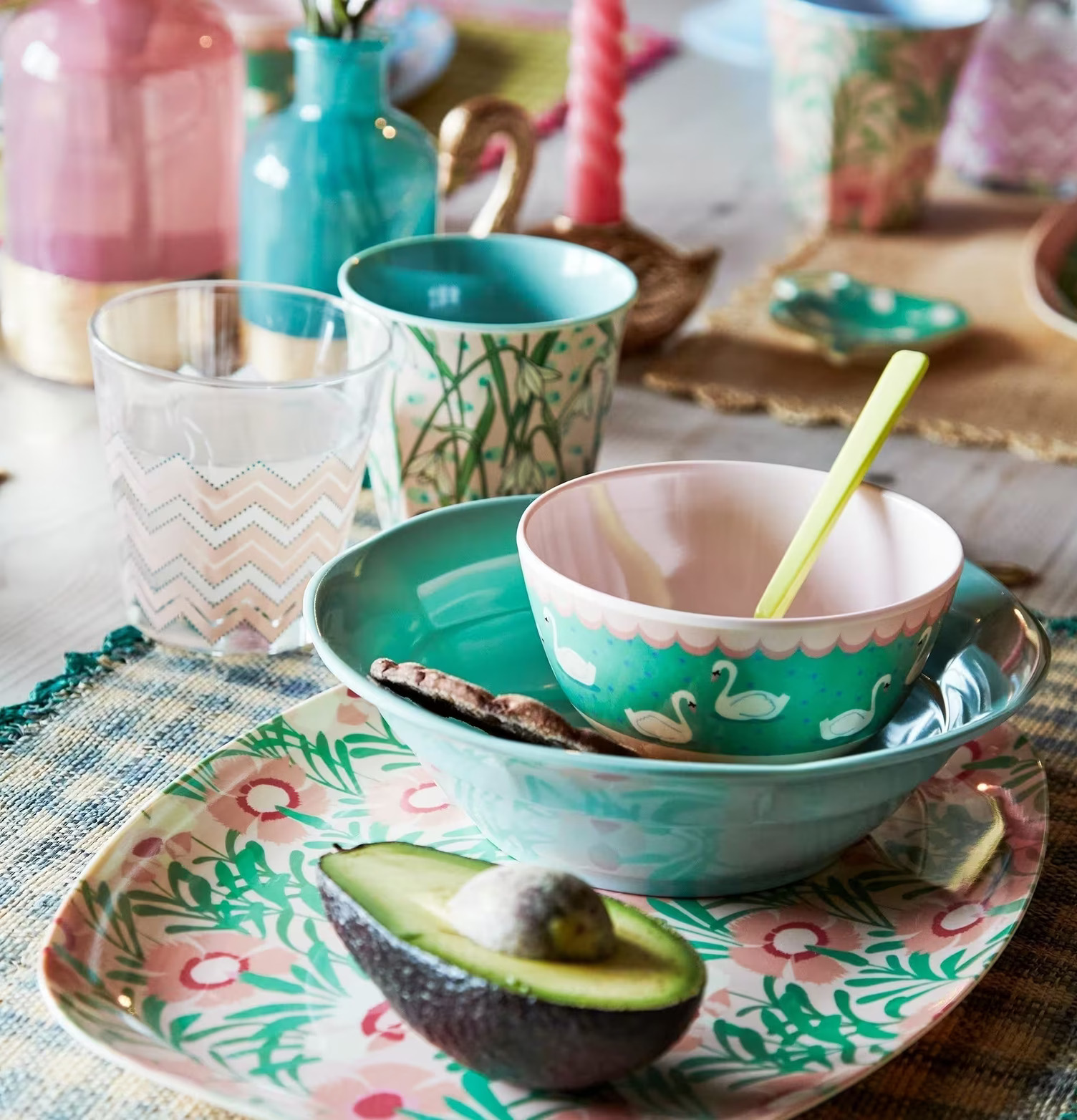 Liten Skål Swan Print från Rice på ett färgglatt dukat bord