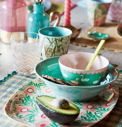 Liten Skål Swan Print från Rice på ett färgglatt dukat bord