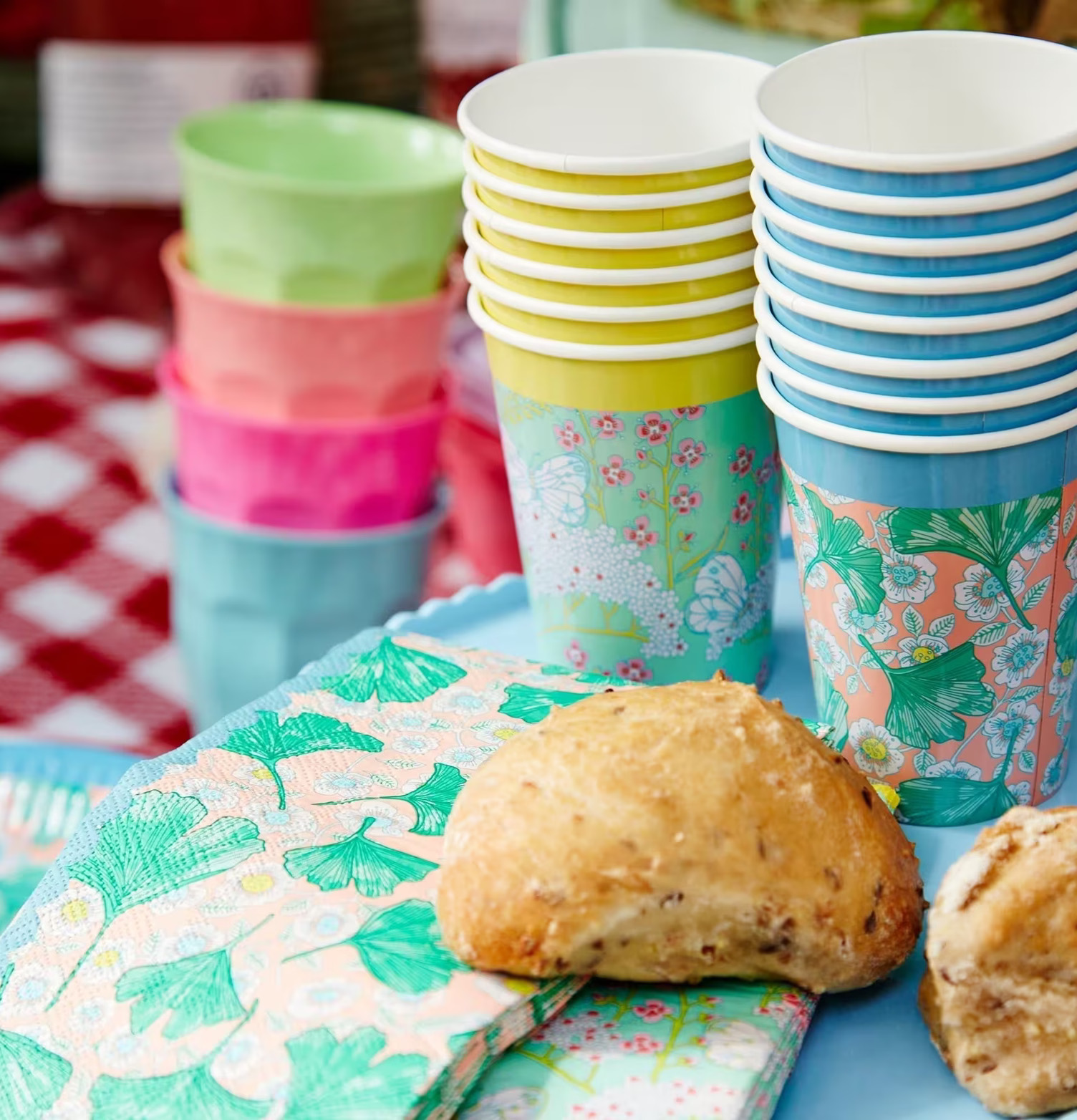 Servetter Leaves & Flower från Rice på ett färgglatt bord