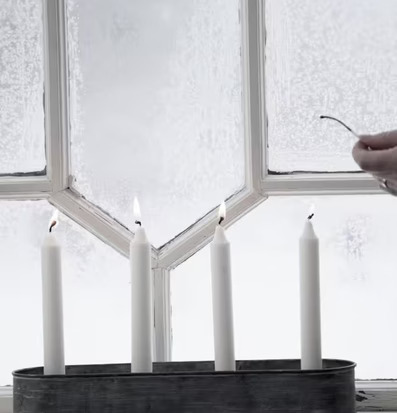 Kävsta Adventsljusstake från Storefactory framför frostigt fönster