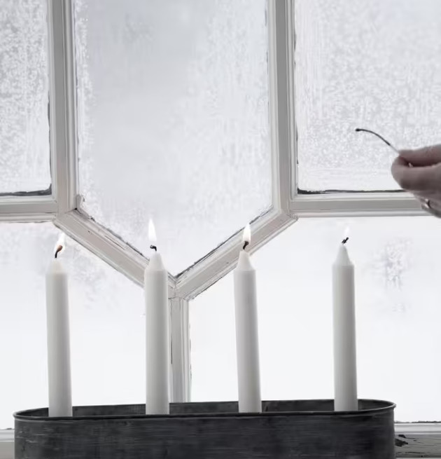Kävsta Adventsljusstake från Storefactory framför frostigt fönster