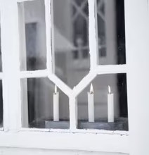 Kävsta Adventsljusstake från Storefactory i ett fönster