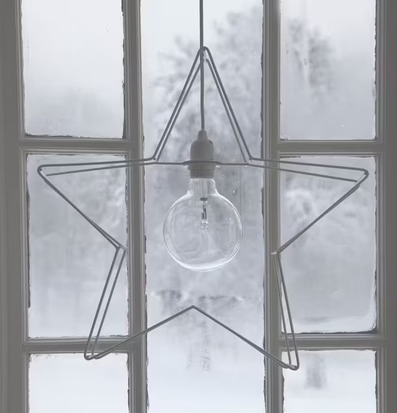 Skogaby Stjärna Mellan från Storefactory i ett fönster