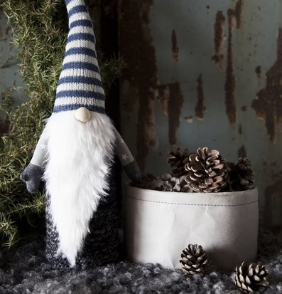 Tomte Verner Grå/Blå från Storefactory med detaljrik design