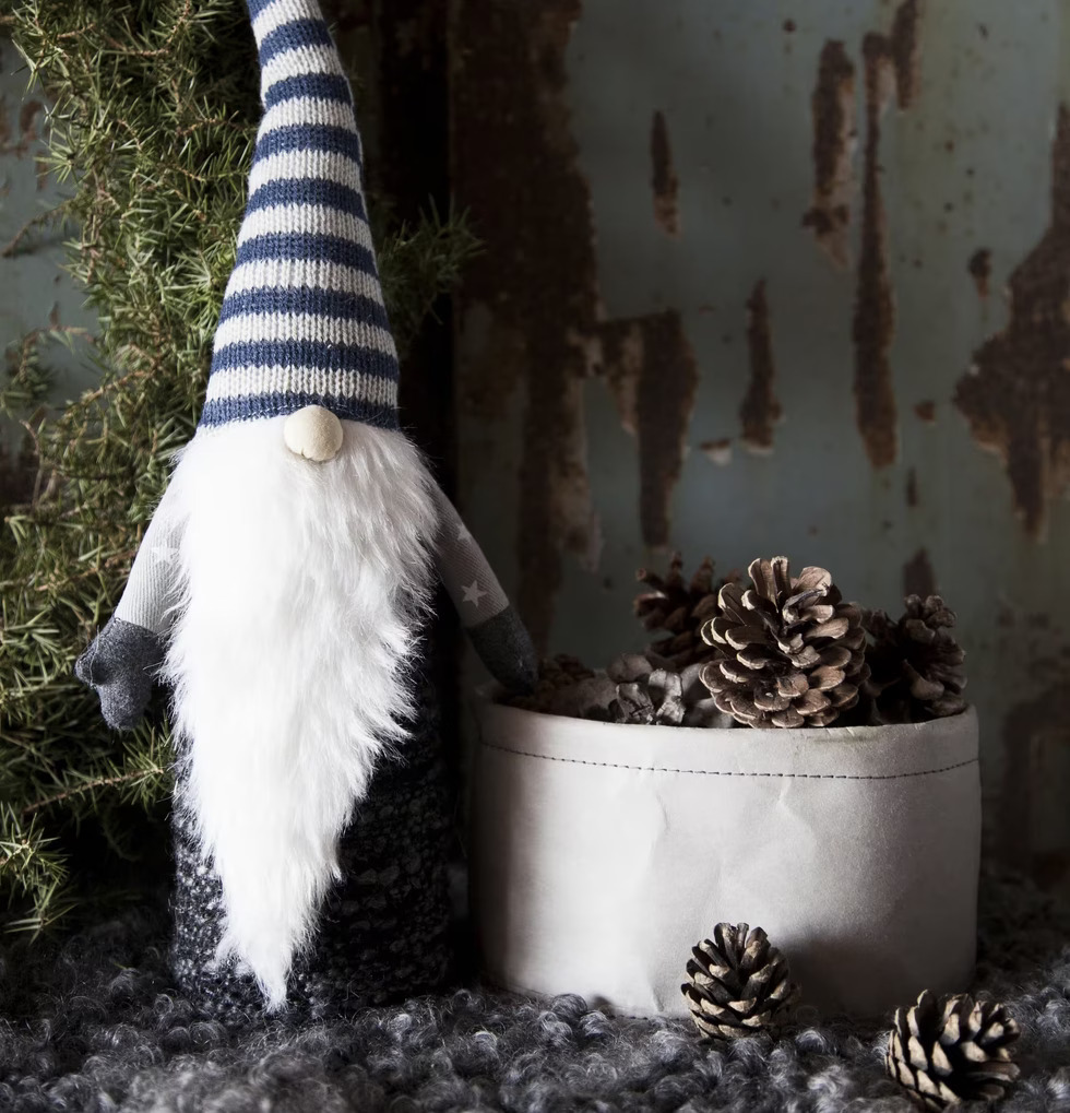 Tomte Verner Grå/Blå från Storefactory med detaljrik design