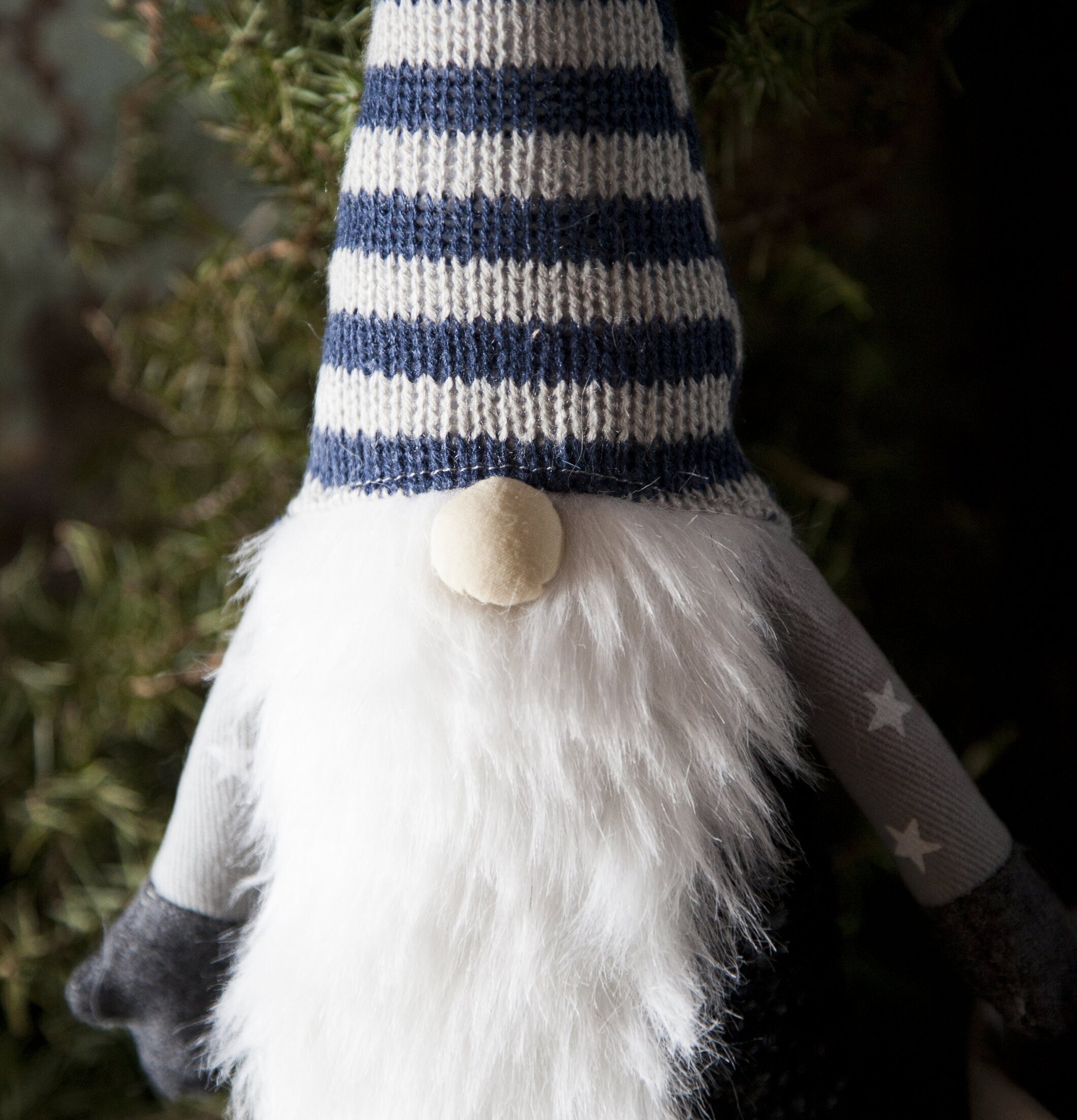 Tomte Verner Grå/Blå från Storefactory med stickad luva