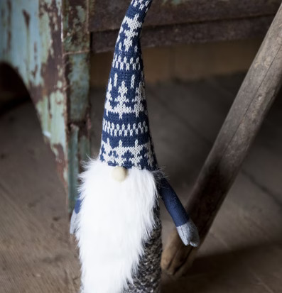 Tomte Verner Blå/Grå från Storefactory i rustik miljö