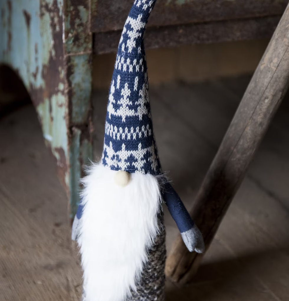 Tomte Verner Blå/Grå från Storefactory i rustik miljö