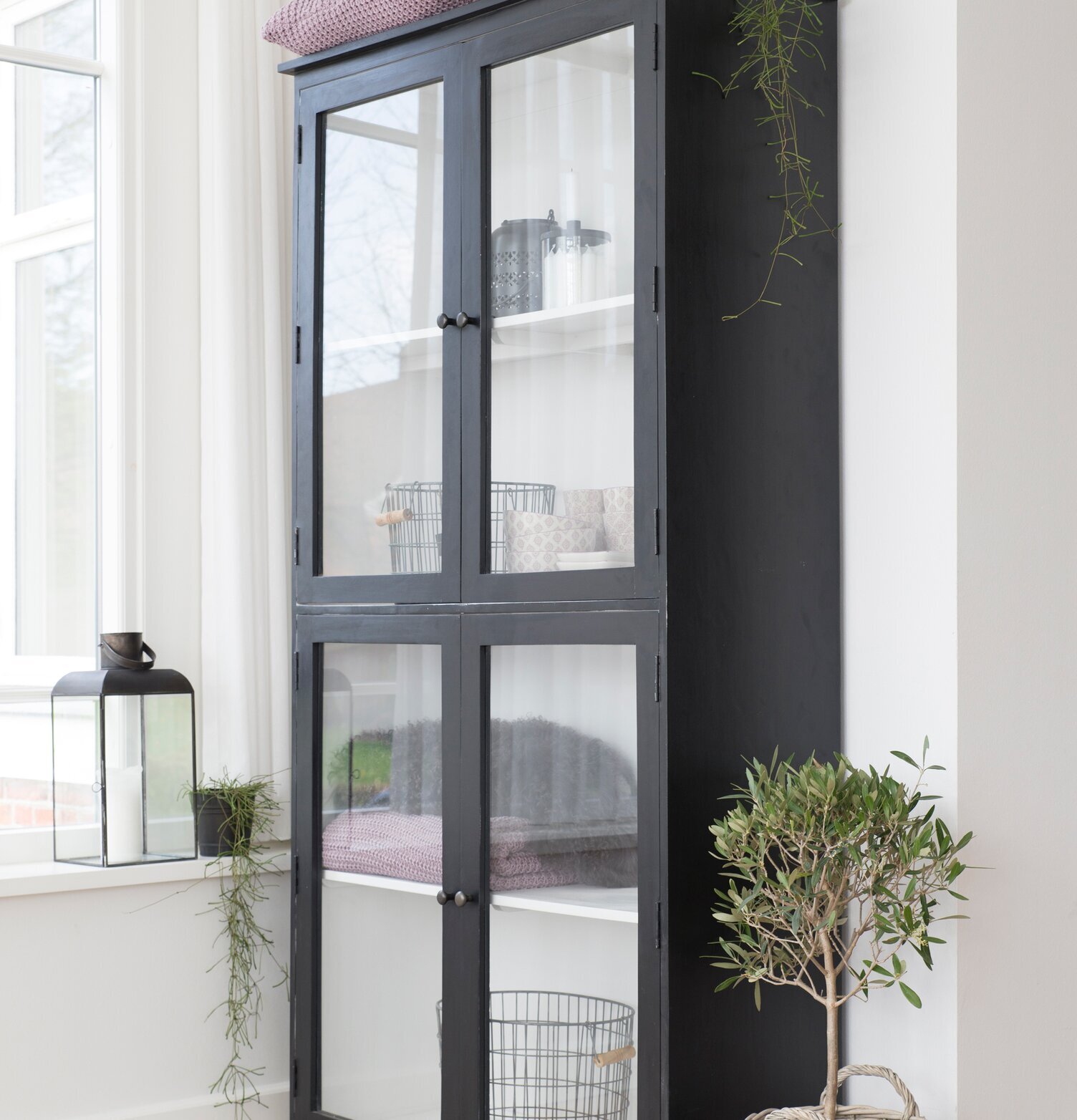 Flätad Korg Pil från IB Laursen framför svart skåp