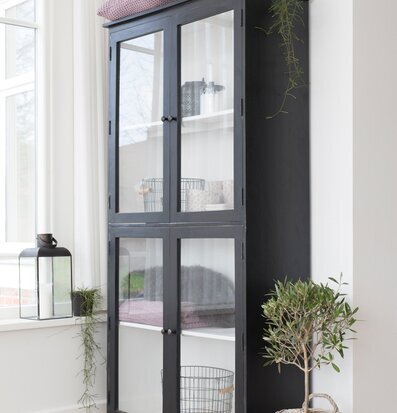 Flätad Korg Pil från IB Laursen framför svart skåp