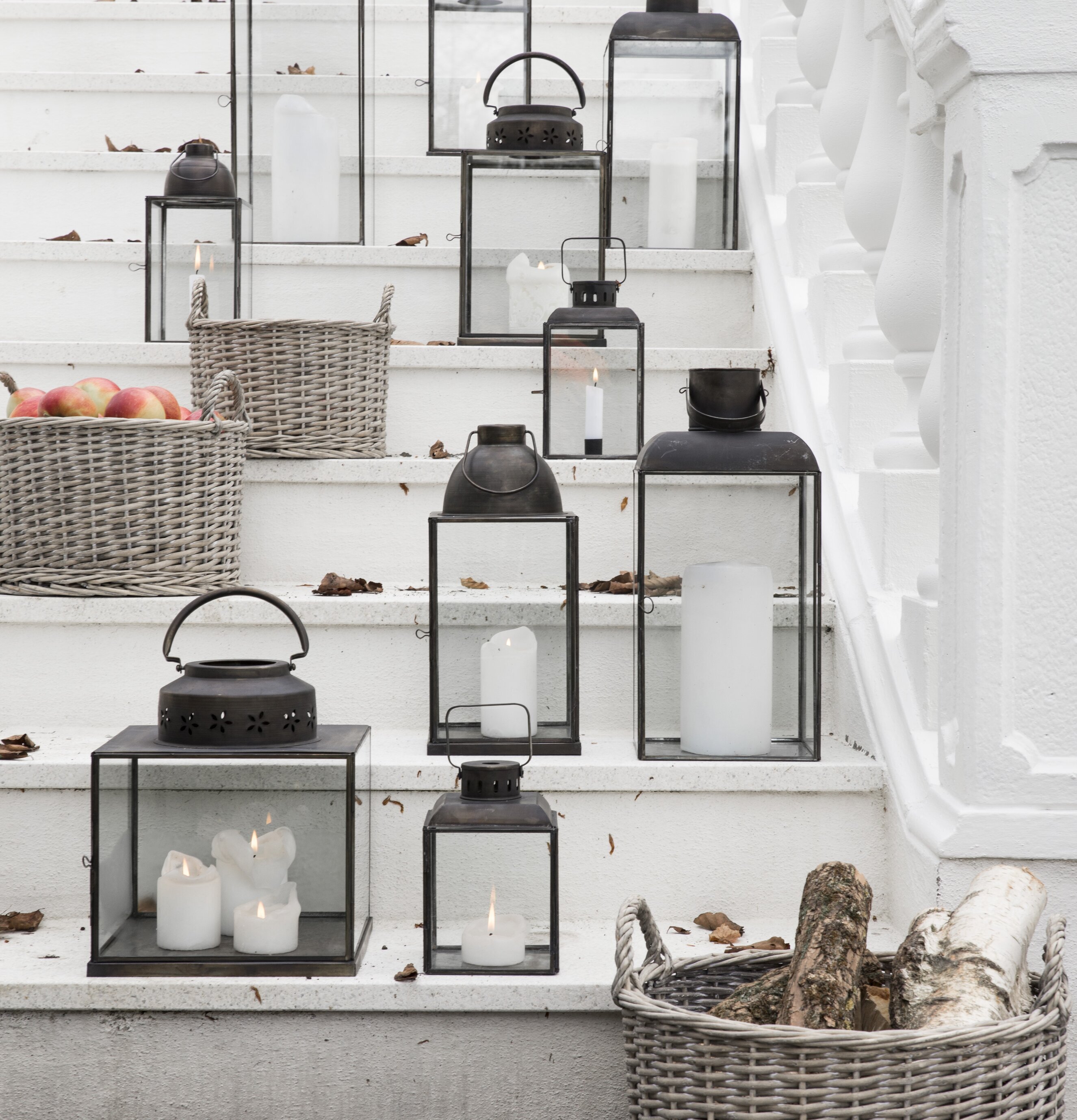 Flätad Korg Pil från IB Laursen på vit utomhustrappa