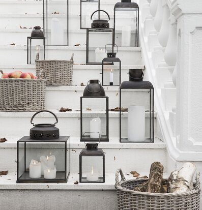 Flätad Korg Pil från IB Laursen på vit utomhustrappa