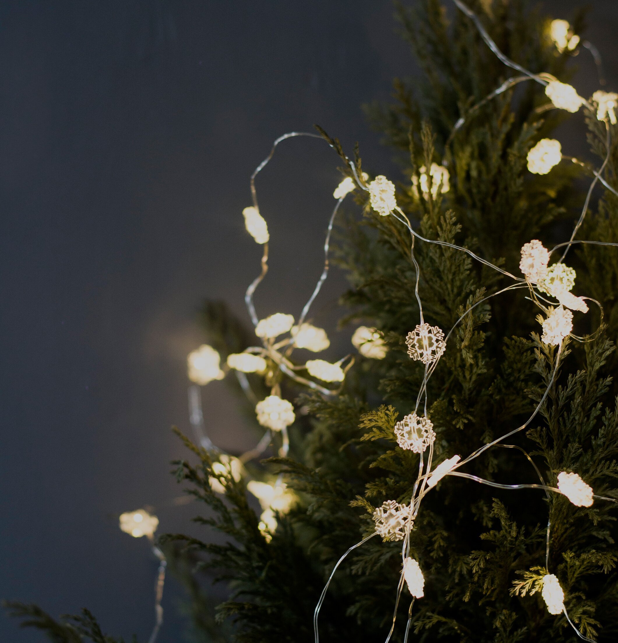 Ljusslinga Stjärna-Snöflinga från Storefactory på julgran