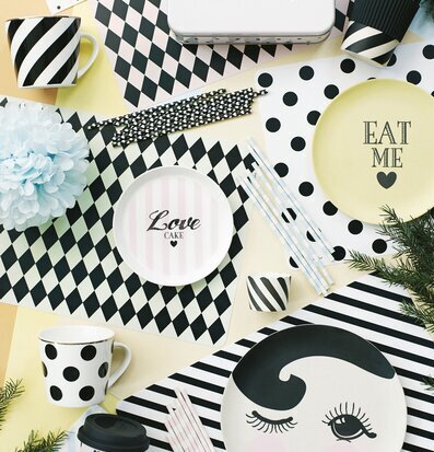 Tallrik Eat Me från Miss Etoile med lekfull design och text