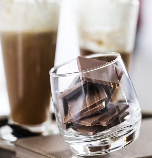 Club Irish Coffee Glas från Sagaform fyllt med mjölkchoklad