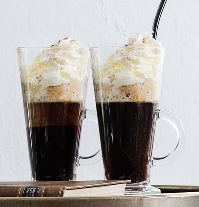 Club Irish Coffee Glas från Sagaform på en bricka med bok