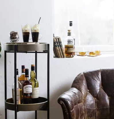 Club Whiskey Provar Glas från Sagaform på fönsterbräda