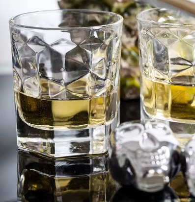 Club Iskuber 2-Pack från Sagaform med whiskey i glas