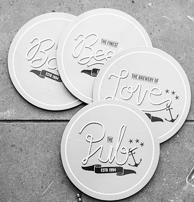 Club Glasunderlägg från Sagaform på betongyta med pärlor