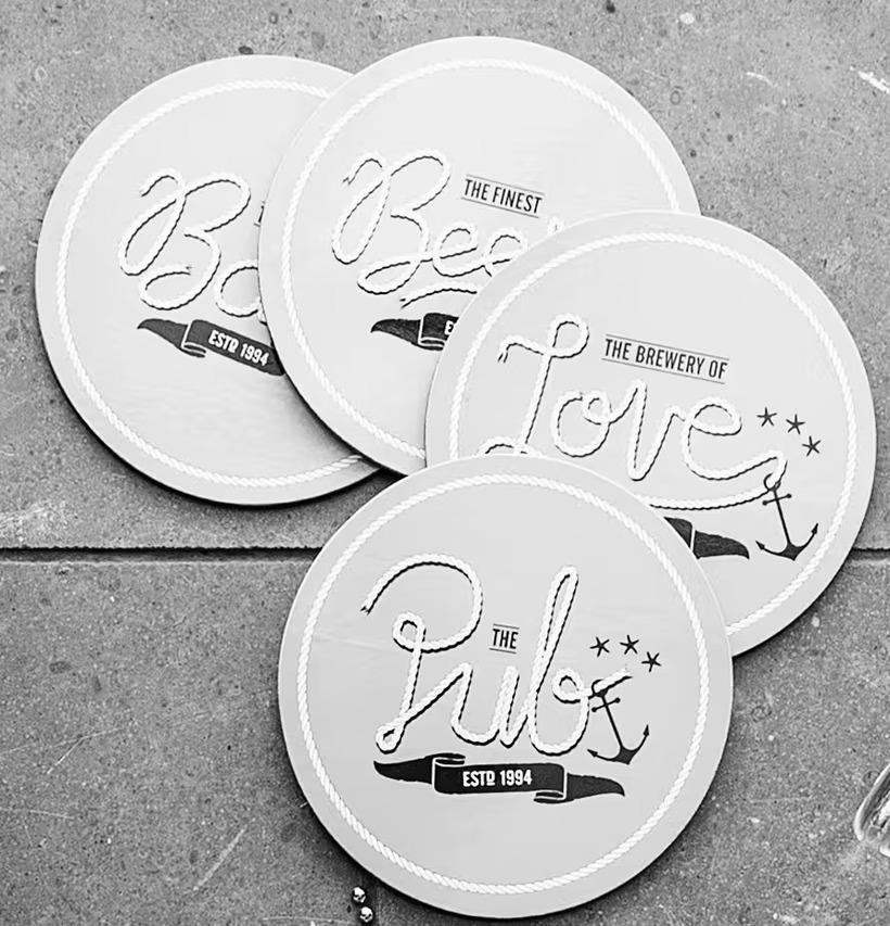 Club Glasunderlägg från Sagaform på betongyta med pärlor