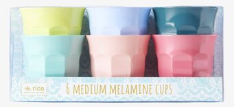 Bild av färgglada melaminmuggar i glansiga nyanser