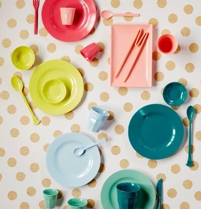 Bild av färgstarka melaminprodukter i livfull komposition