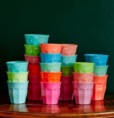 Bild av färgglada espressomuggar i harmoniskt arrangemang