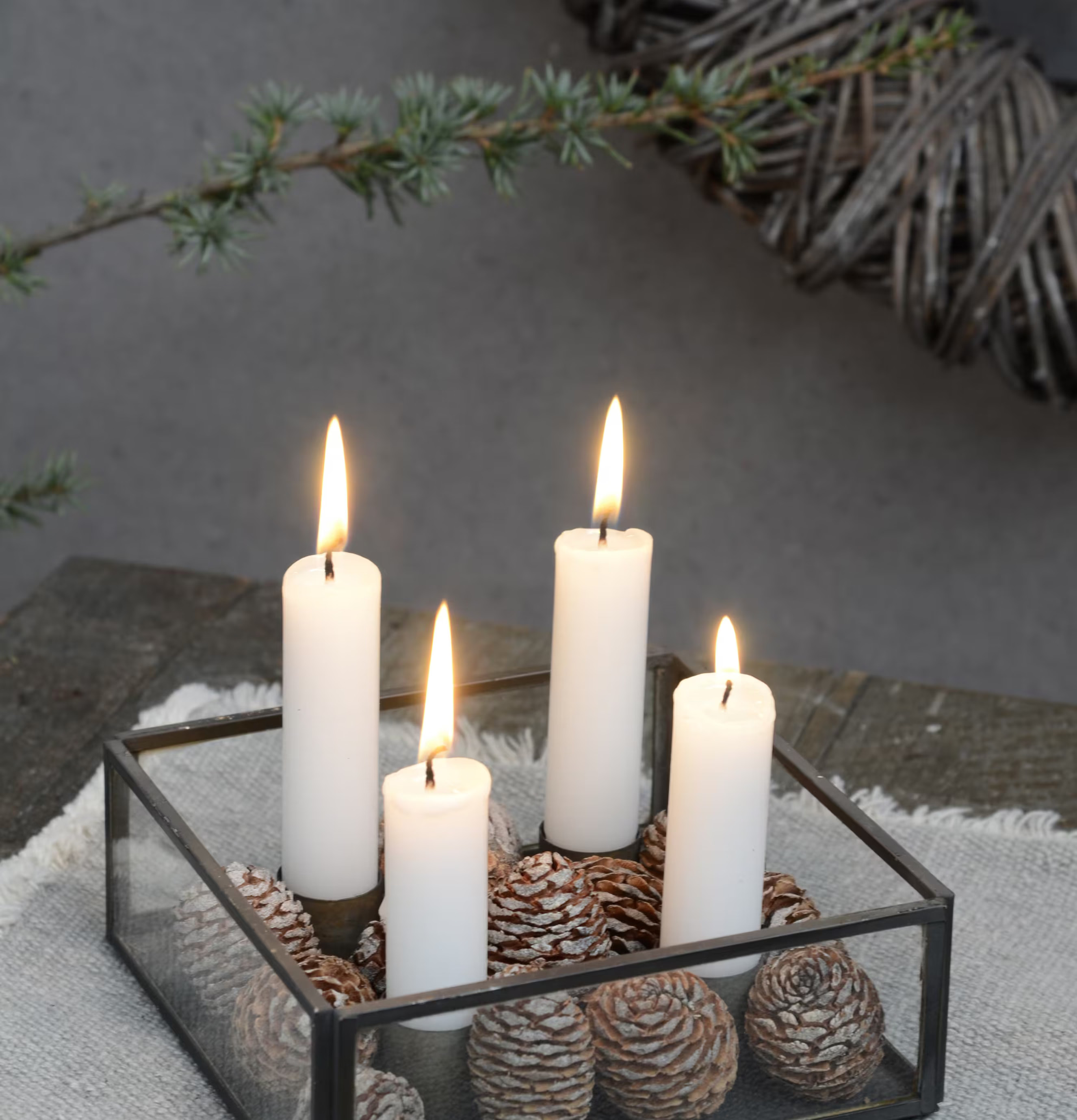 Adventsljusstake Kvadrat från IB Laursen med kottdekorationer