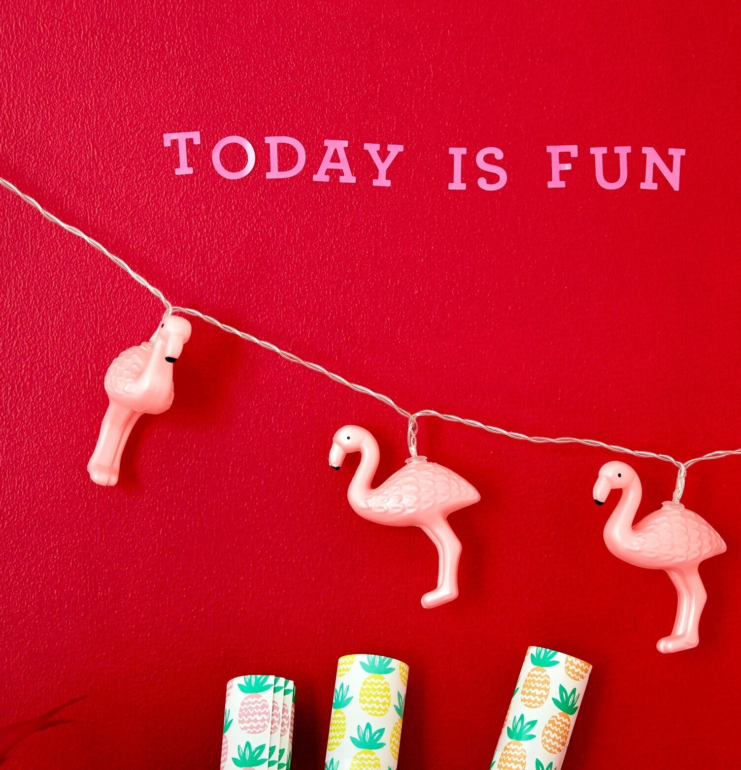 Ljusslinga LED Flamingo från Rice med rosa flamingofigurer