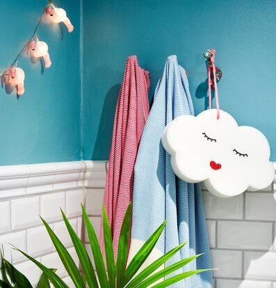 Ljusslinga LED Flamingo från Rice på en turkos vägg