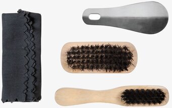 Bild av skovårdsset med skoduk, borstar och skohorn