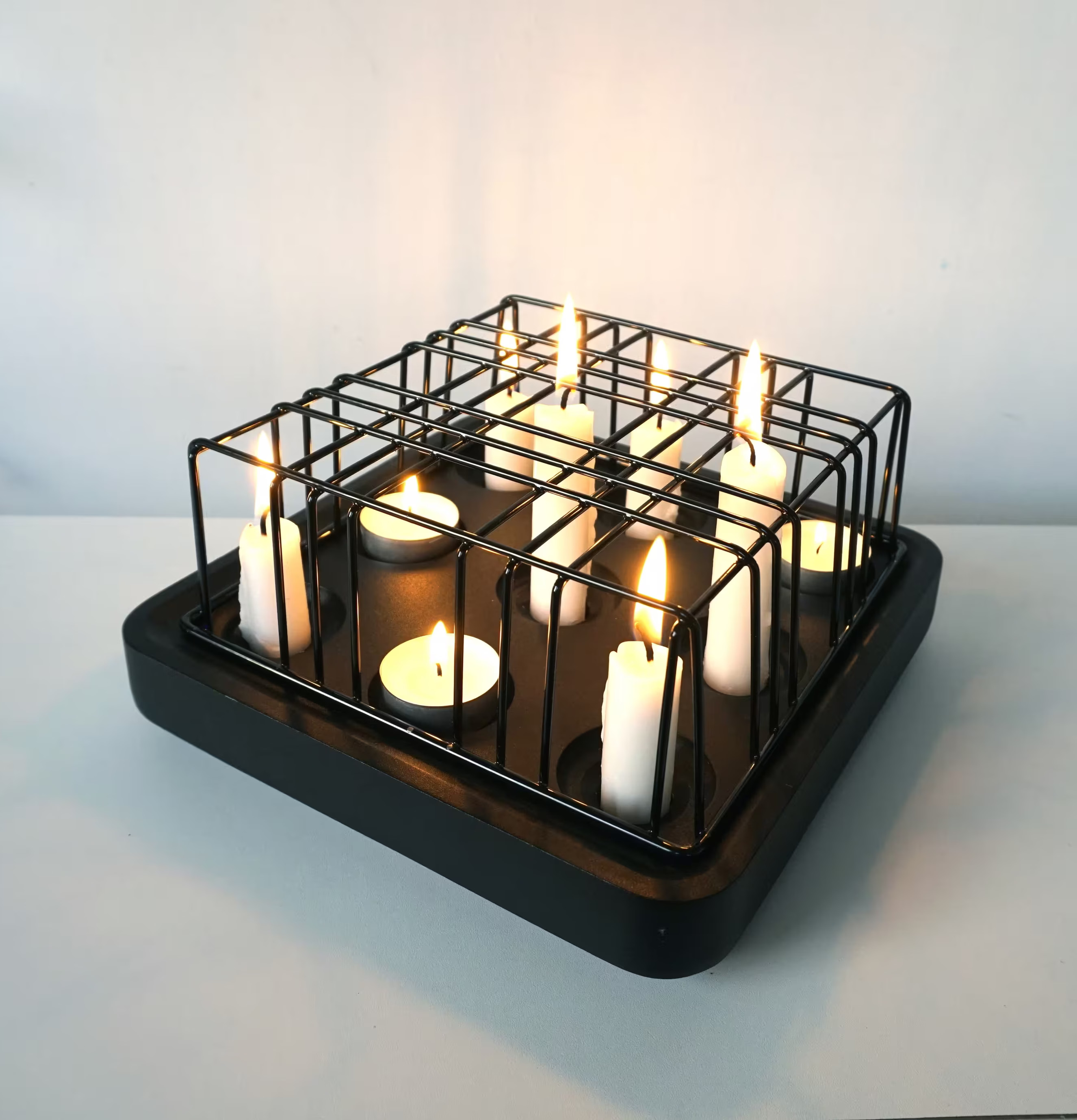 Stumpastaken Small Svart från Stumpastaken med tända ljus