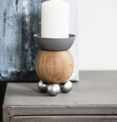 Oval Oak Ljusstake från Sagaform på grått bord med tavla