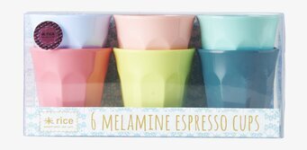 Bild av färgglada espressomuggar med unik design