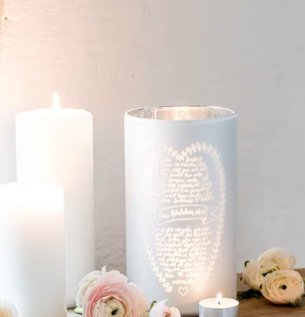 För Kärlekens Skull Vit - Majas Cottage på träyta med ljus