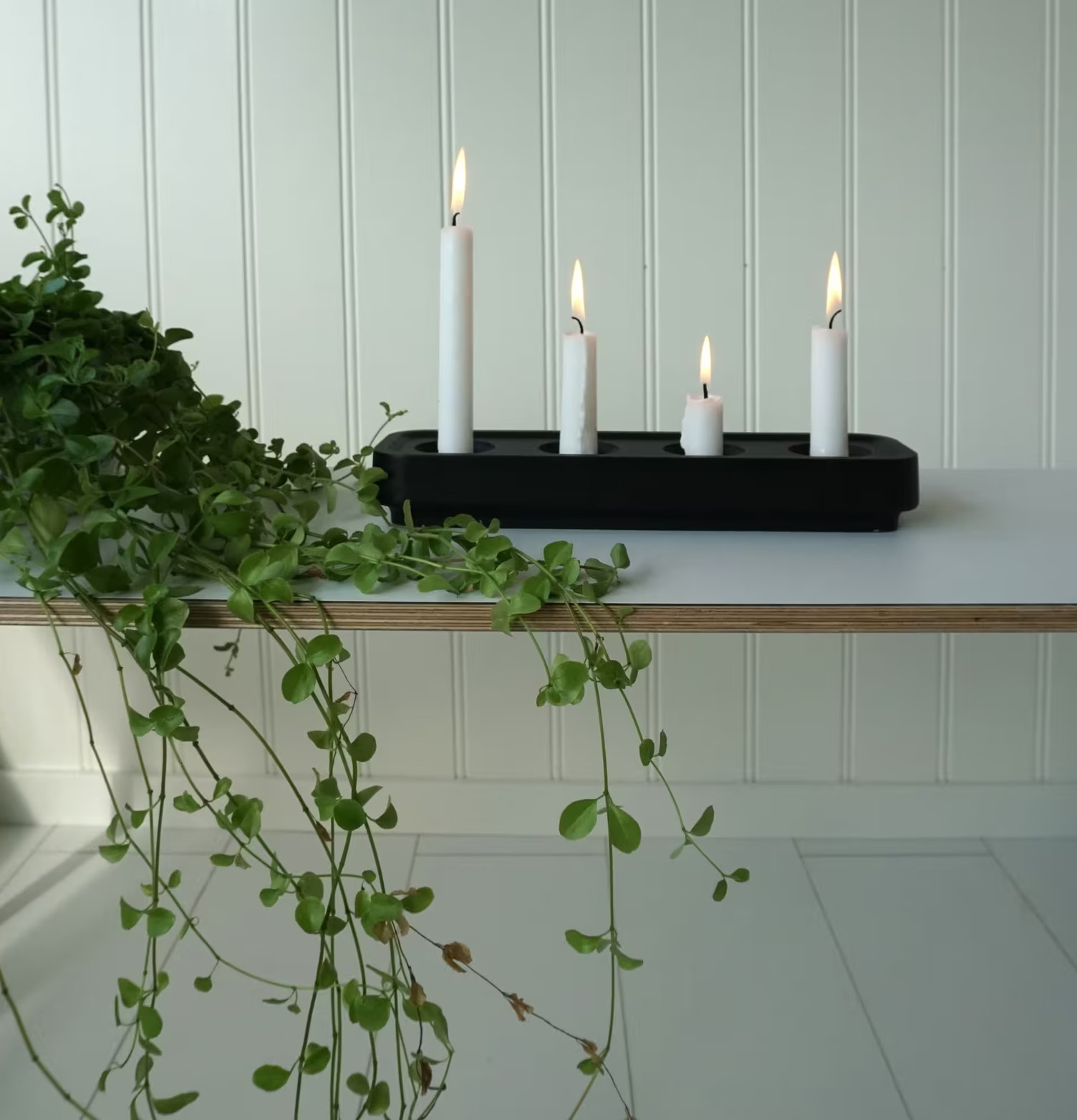 Stumpastaken Long Svart från Stumpastaken på ljusgrått bord